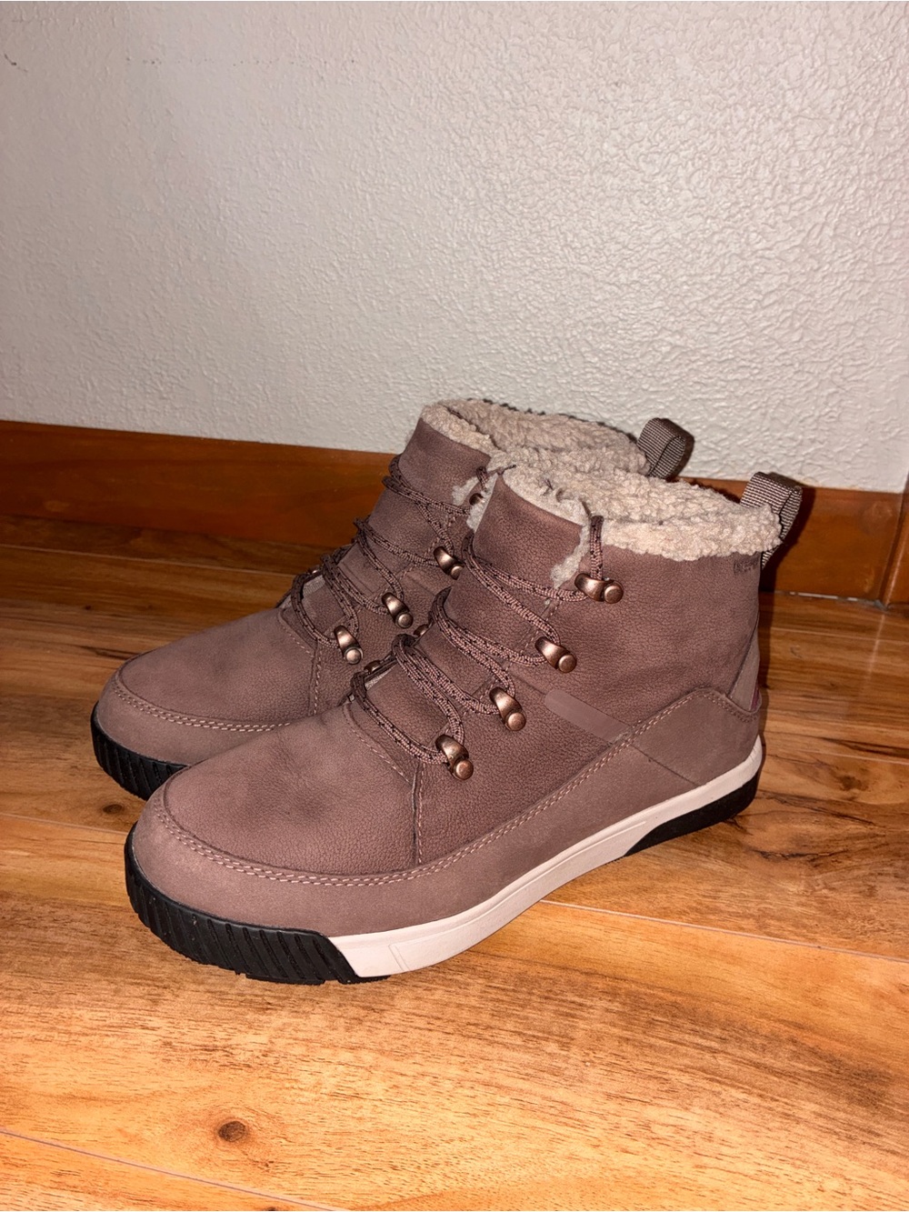 North Face Women’s Sierra Mid Lace Waterproof Boots, brown - size 7.5